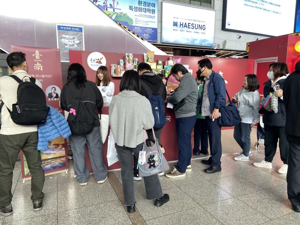 紅磚燈影傳遞台灣感性 臺南觀光魅力亮相首爾火車站