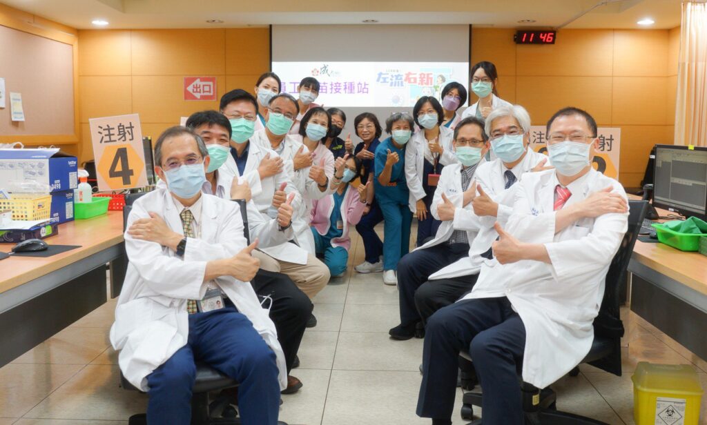 南市各醫療院所院長率先接種疫苗 推獎勵措施　齊心共築防疫防線