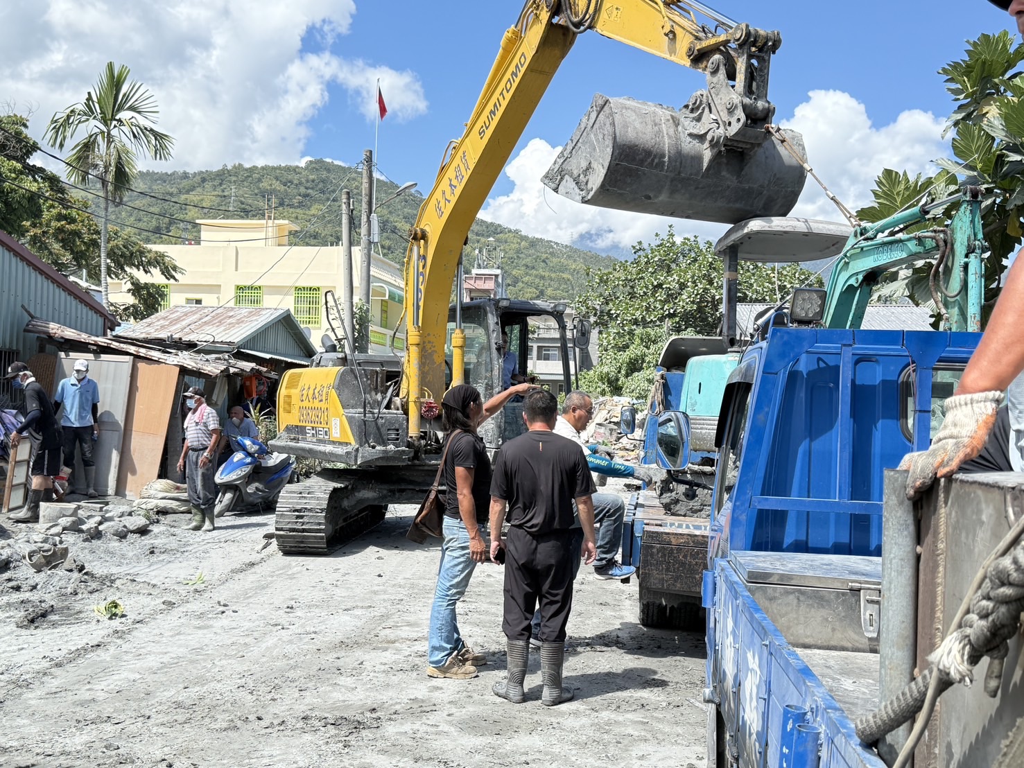 來自北部的重機具與人力分批進入大平村、大馬村，不僅迅速清理主要道路，更深入巷弄與部落協助清除淤泥，讓鄉親看見家園重建的希望。