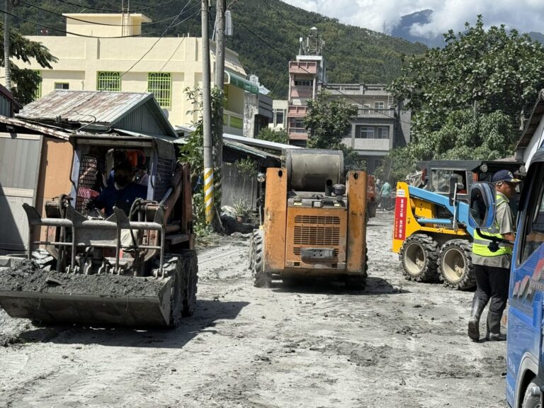 張峻議長奔走北部調度重機具　助花蓮光復大平、大馬村加速清理重建