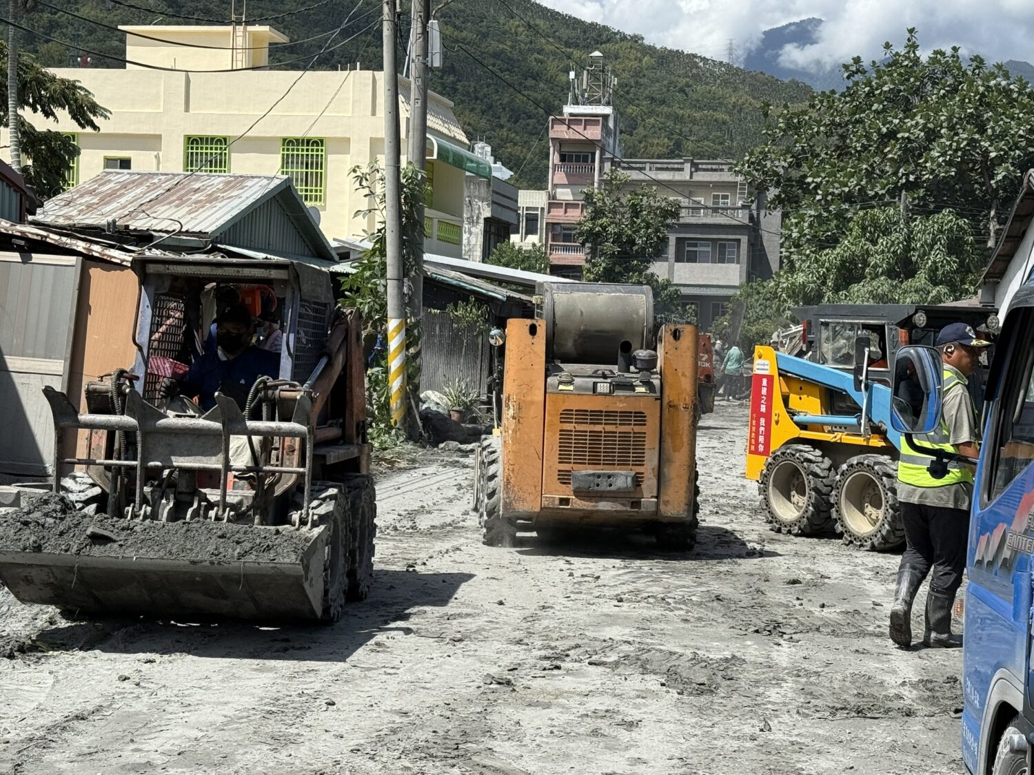 從北部趕來的重機具陸續進駐街道，馬不停蹄投入清理，讓社區逐漸恢復原貌。