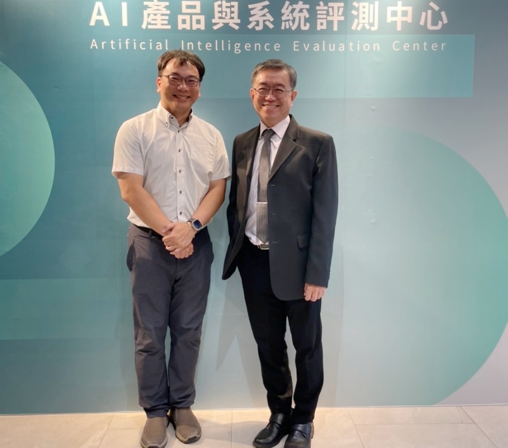 AIEC評測中心發布語言模型評測結果 推動AI在地化評測與第三方驗證,強化產業AI信任發展 1 圖▲AIEC評測中心發布語言模型基準評測結果,資安院龔化中副院長(右)、工研院王邦傑組長(左)。
