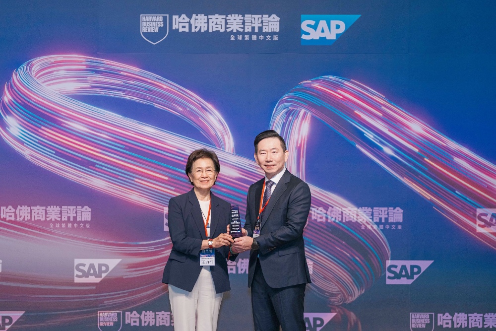 中國信託銀行獲《哈佛商業評論》數位轉型鼎革獎雙獎肯定