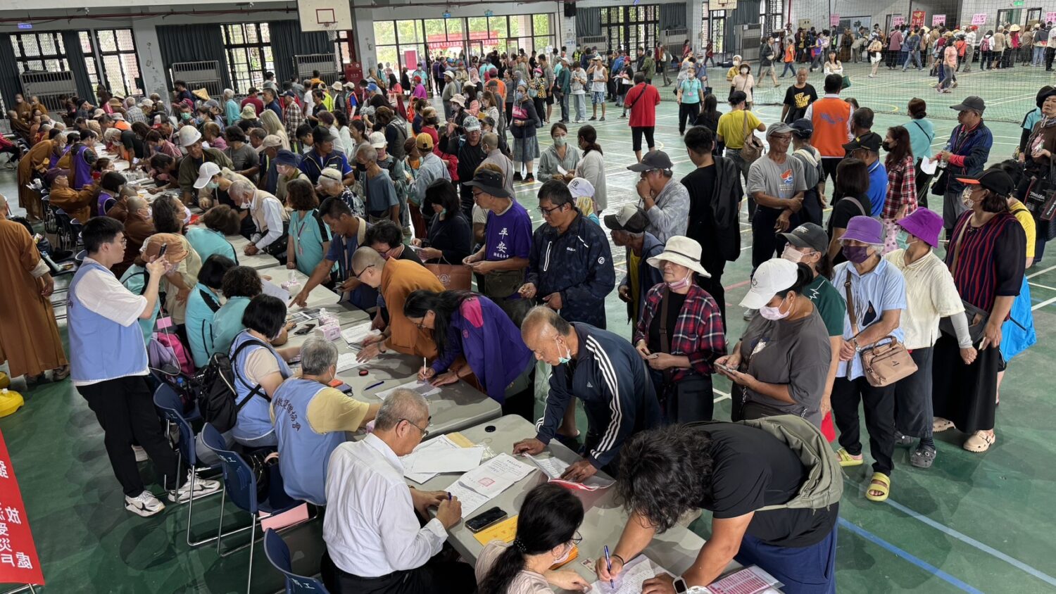 台灣佛教總會秘書長釋見引法師帶領捐款的佛教團體在光復商工發放慰問金。