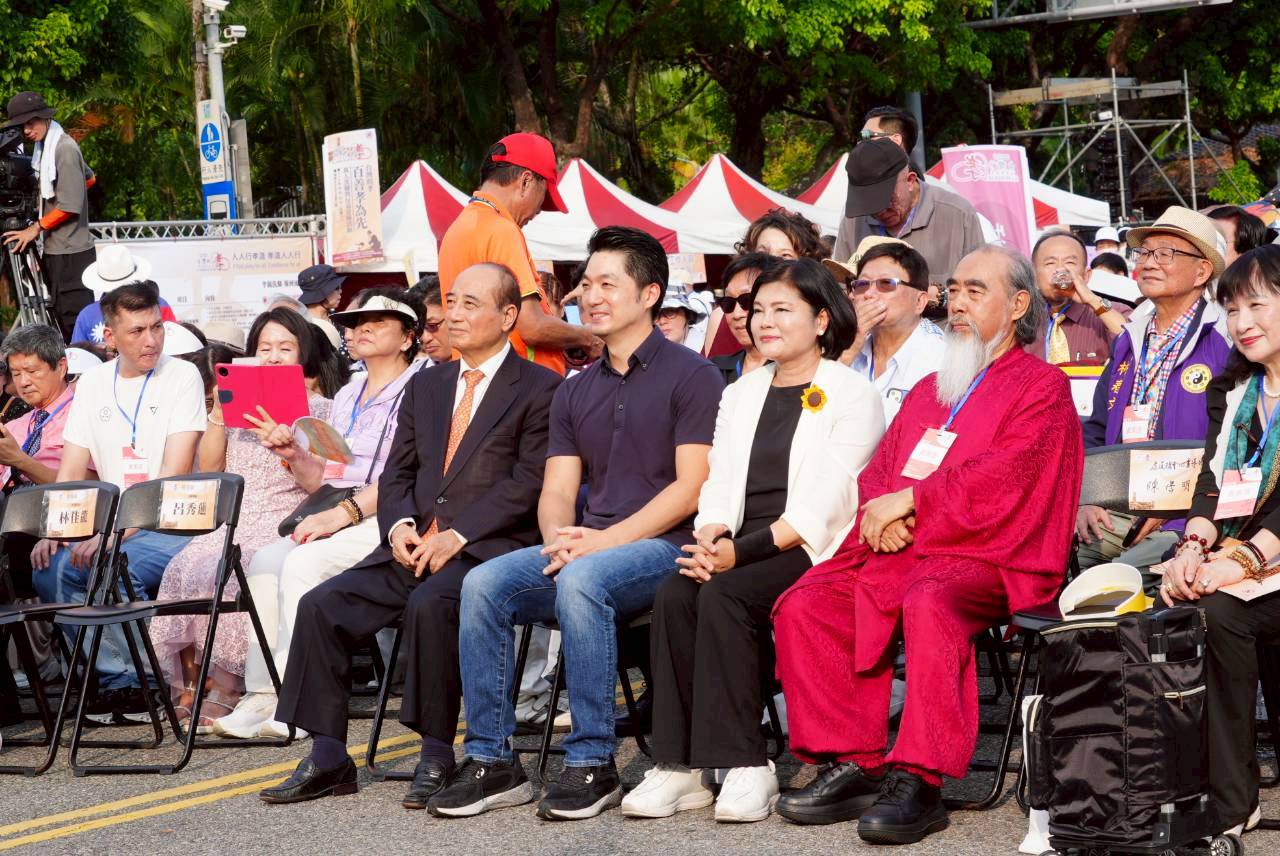 弘揚孝道!蔣萬安為長輩洗腳、揮毫「百善孝為先」 弘揚孝道!蔣萬安為長輩洗腳、揮毫「百善孝為先」