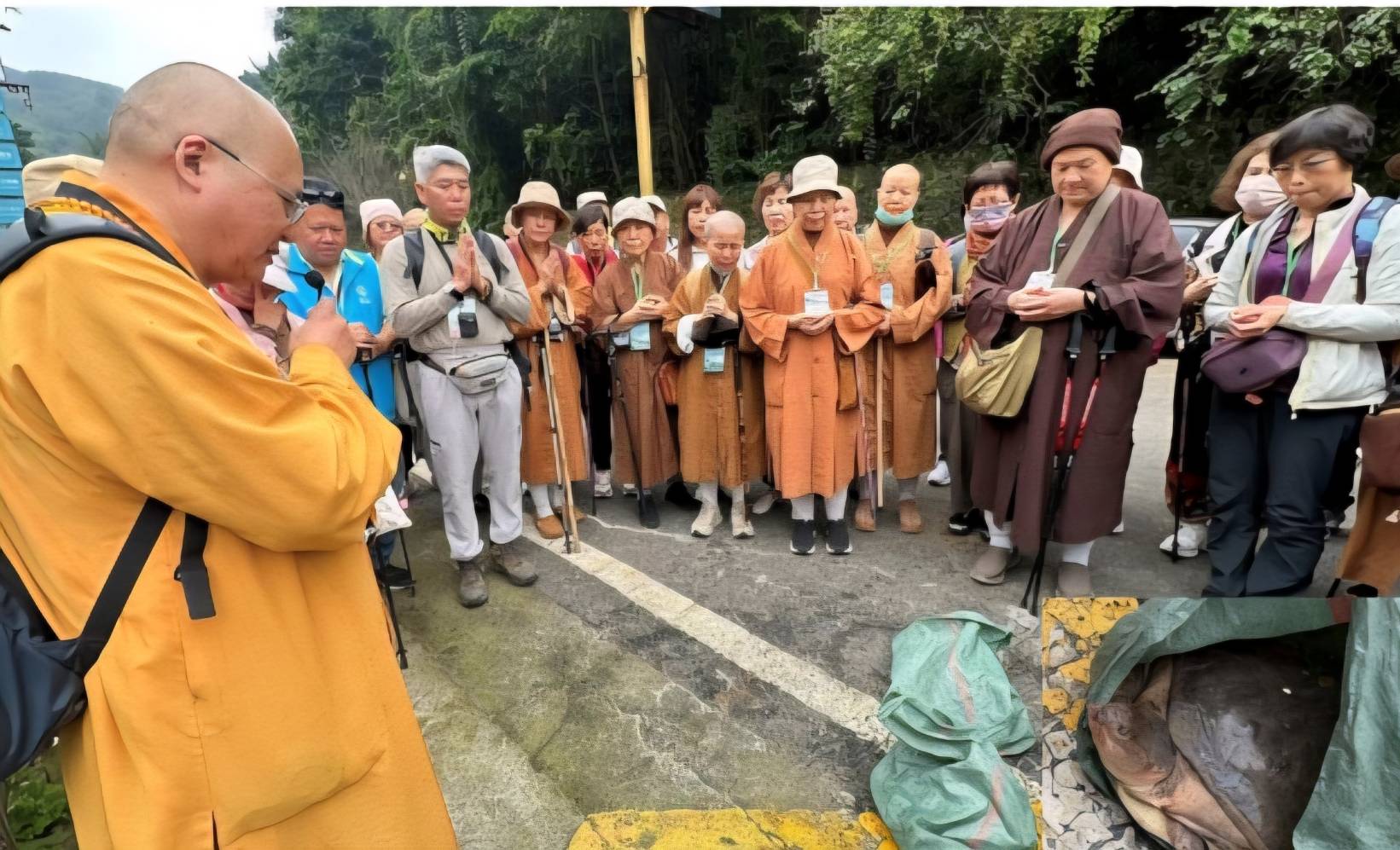 圓光佛學院畢旅朝聖峨眉山普賢菩薩 性尚院長當地放生兩隻甲魚皈依佛門 圓光佛學院畢旅朝聖峨眉山普賢菩薩 性尚院長當地放生兩隻甲魚皈依佛門