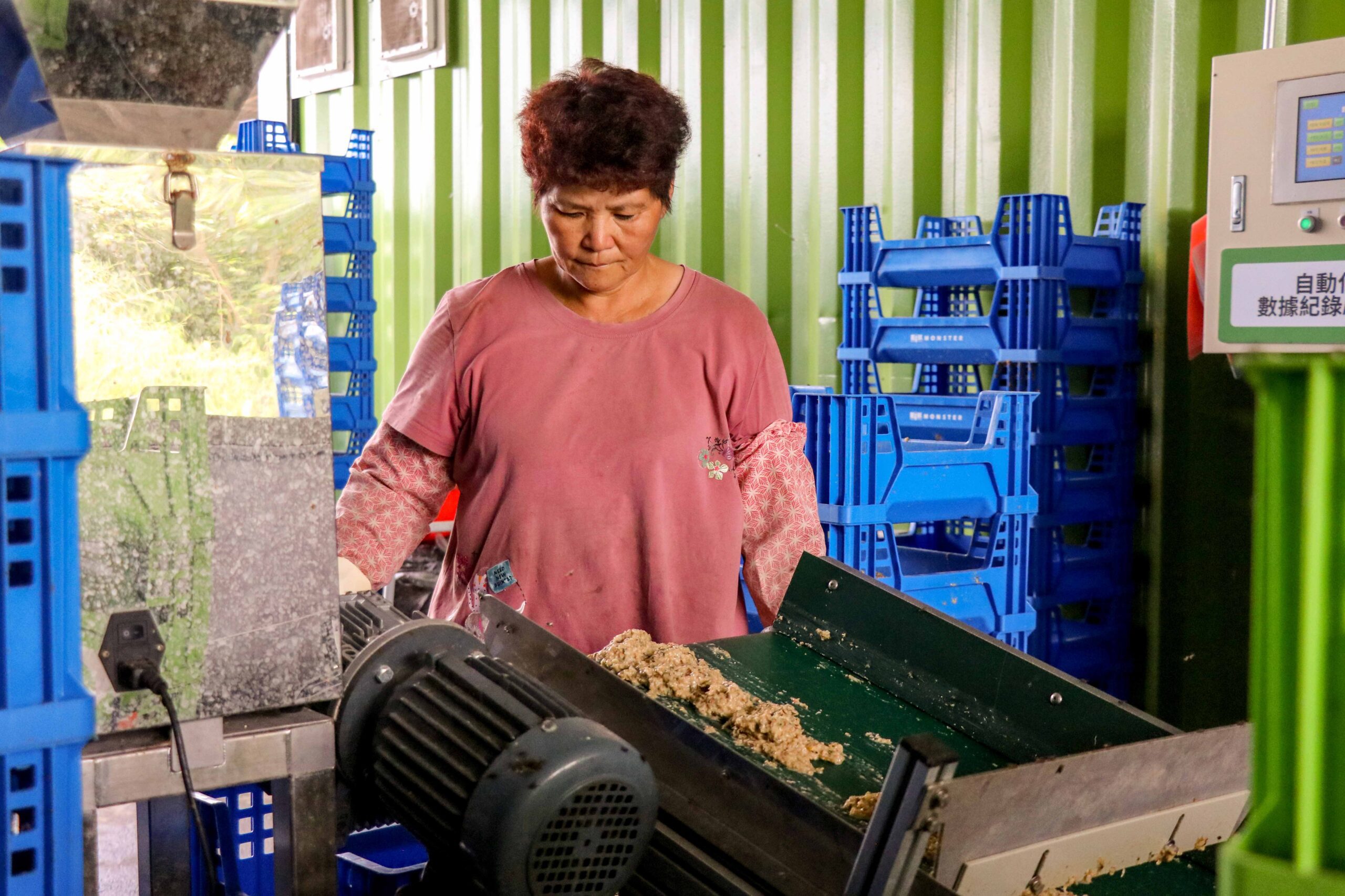 嘉縣府今27日召開「非洲豬瘟災害應變中心工作會議」決議 全面禁用廚餘養豬並輔導業者轉型 嘉縣府今27日召開「非洲豬瘟災害應變中心工作會議」決議 全面禁用廚餘養豬並輔導業者轉型