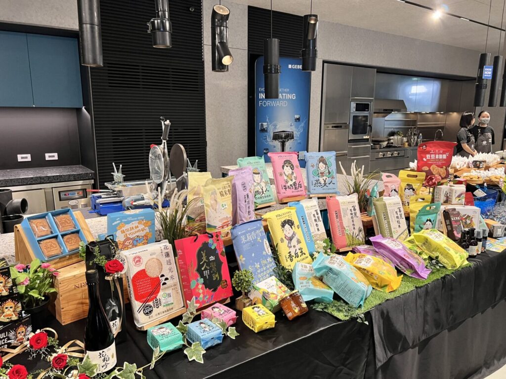現場陳列多款在地精選農產伴手禮，展現台灣品牌力與創新設計。（圖/富里鄉公所提供）
