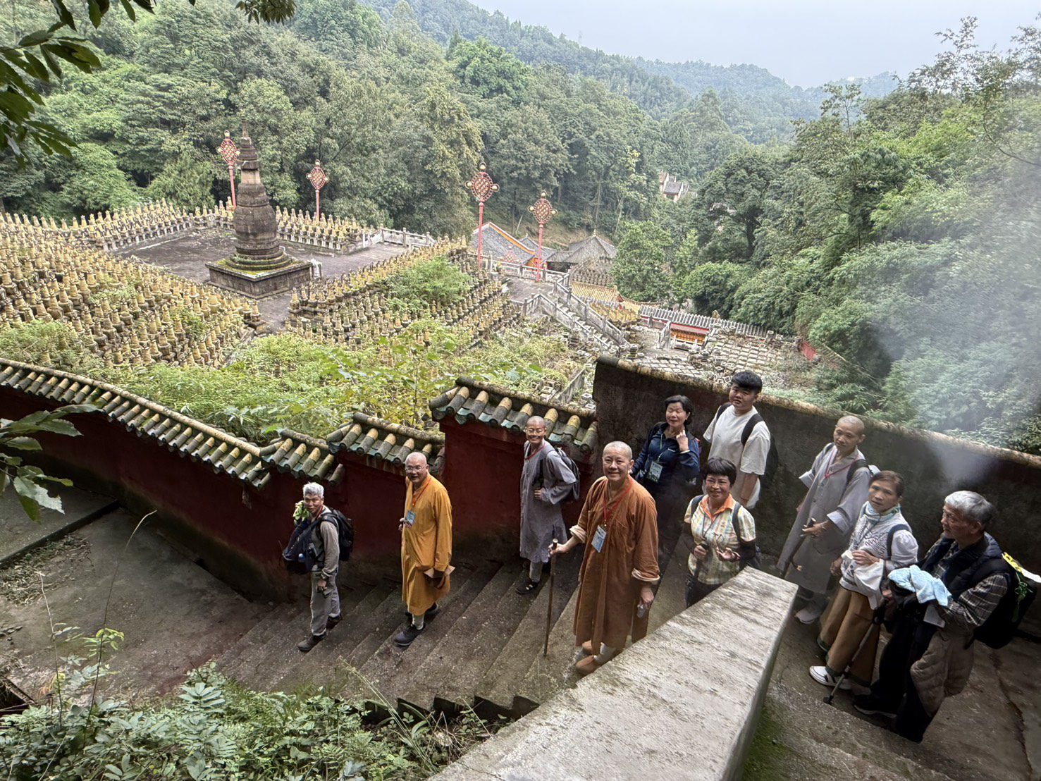 圓光佛學院畢旅朝聖峨眉山普賢菩薩 性尚院長當地放生兩隻甲魚皈依佛門 圓光佛學院畢旅朝聖峨眉山普賢菩薩 性尚院長當地放生兩隻甲魚皈依佛門