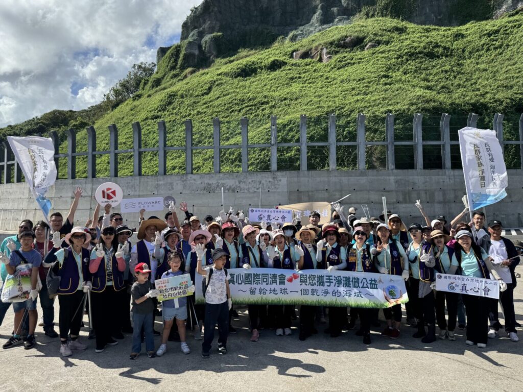 長群集團旗下旺群建設號召企業與鄰里，基隆八斗子海灘舉辦聯合淨灘活動，共同守護海洋。(圖/旺群建設 提供)