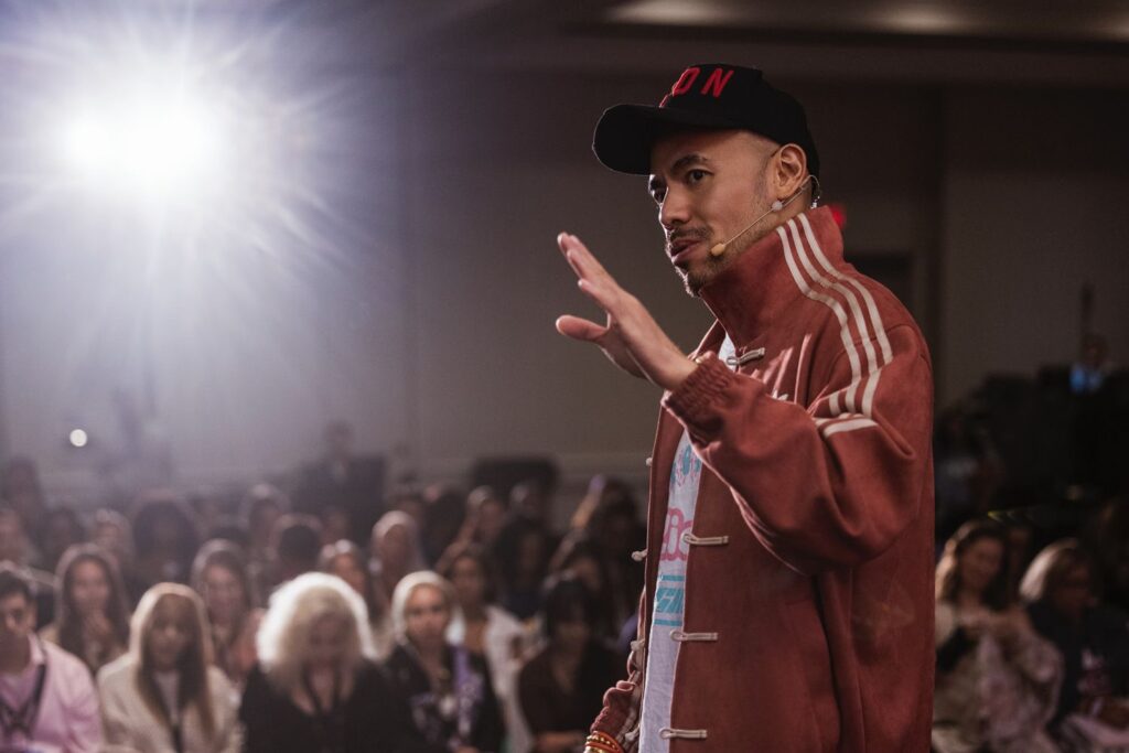 阿卡莎納 赴美開課獲國際唱片公司經紀邀約將成為國際歌手身份