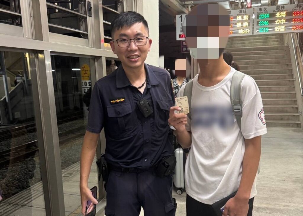 「紙筆傳愛心」 烏日暖警助聽障生買票返家