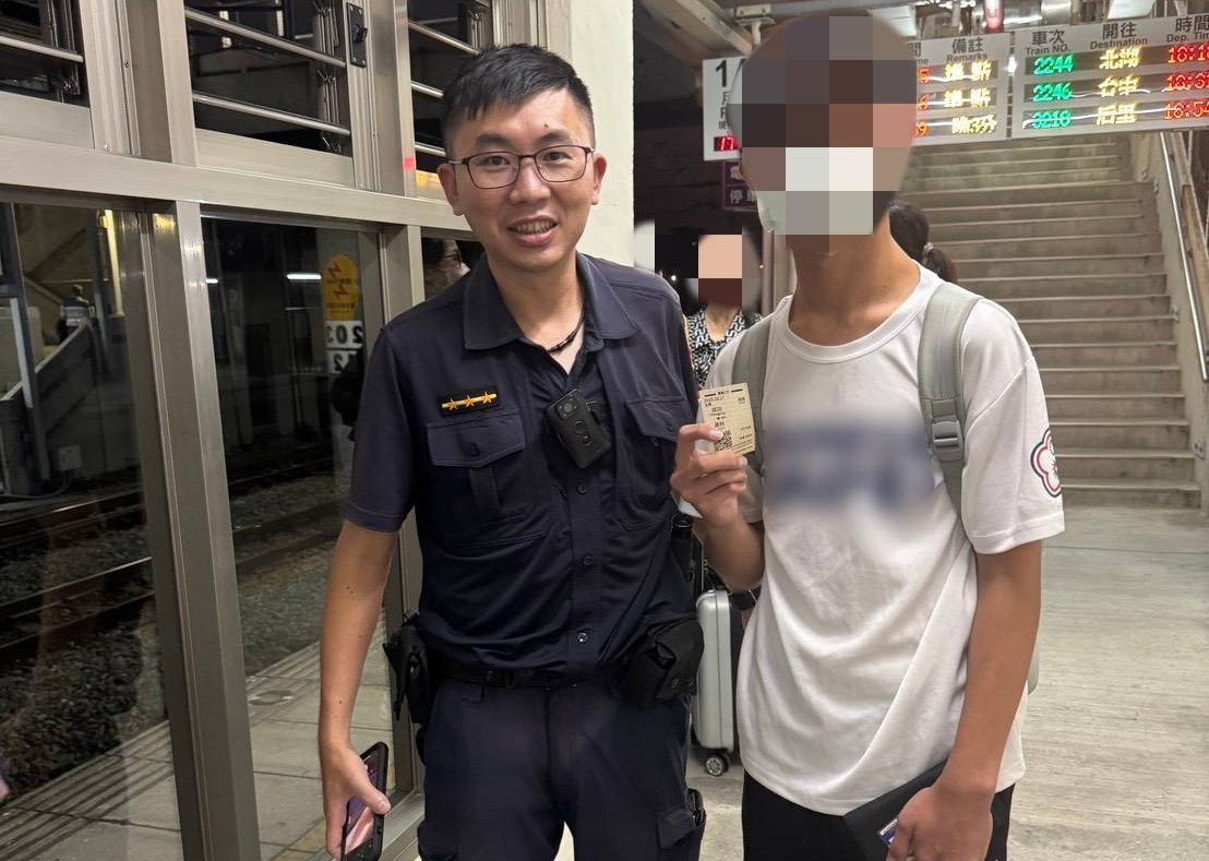 「紙筆傳愛心」 烏日暖警助聽障生買票返家