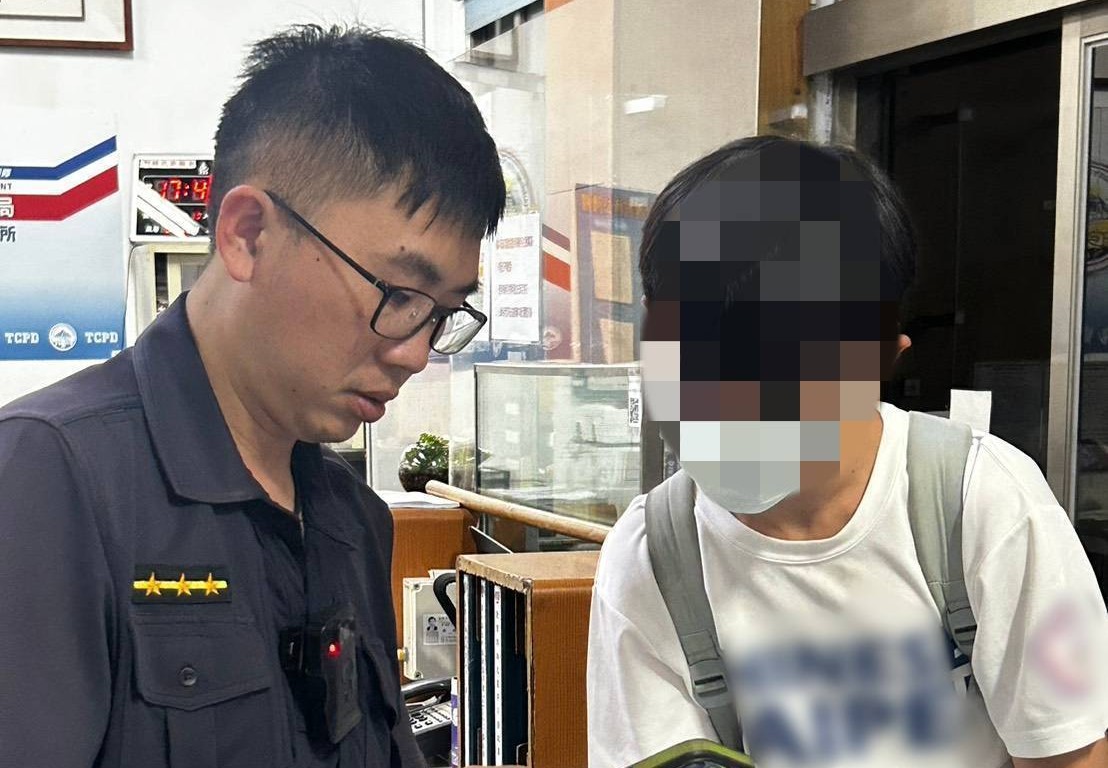 「紙筆傳愛心」 烏日暖警助聽障生買票返家
