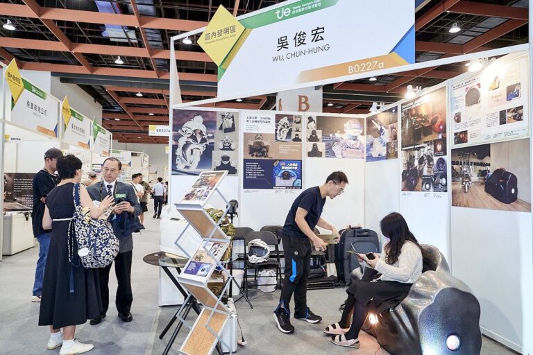 台灣產業鏈研發團隊打造軍工衣帽保型保養座 尖端軍工科技走入日常生活