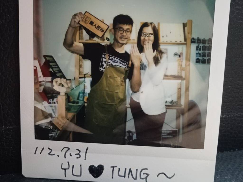 A女（圖右）和姜又瑜（圖左）兩人正式交往滿一個月的紀念照。(圖／民眾提供)