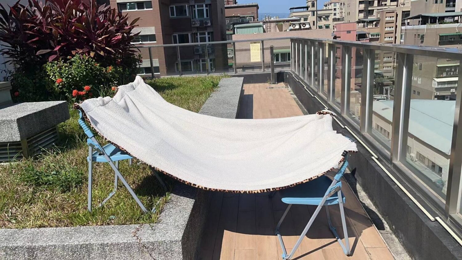 姜又瑜幫忙將A女的被毯曝曬在蘆洲分局頂樓。(圖／民眾提供)