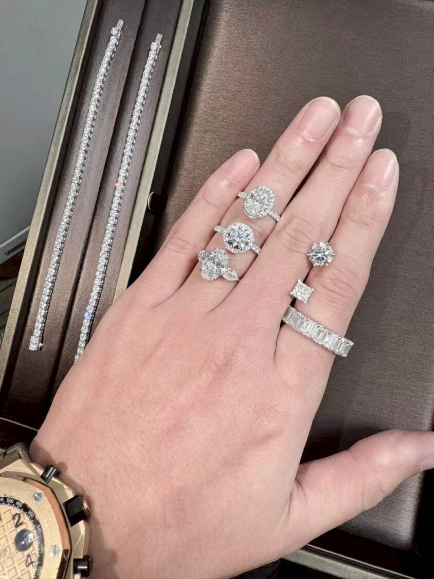 張偉德在群組炫耀名牌精品，引起教友好奇。（民眾提供）