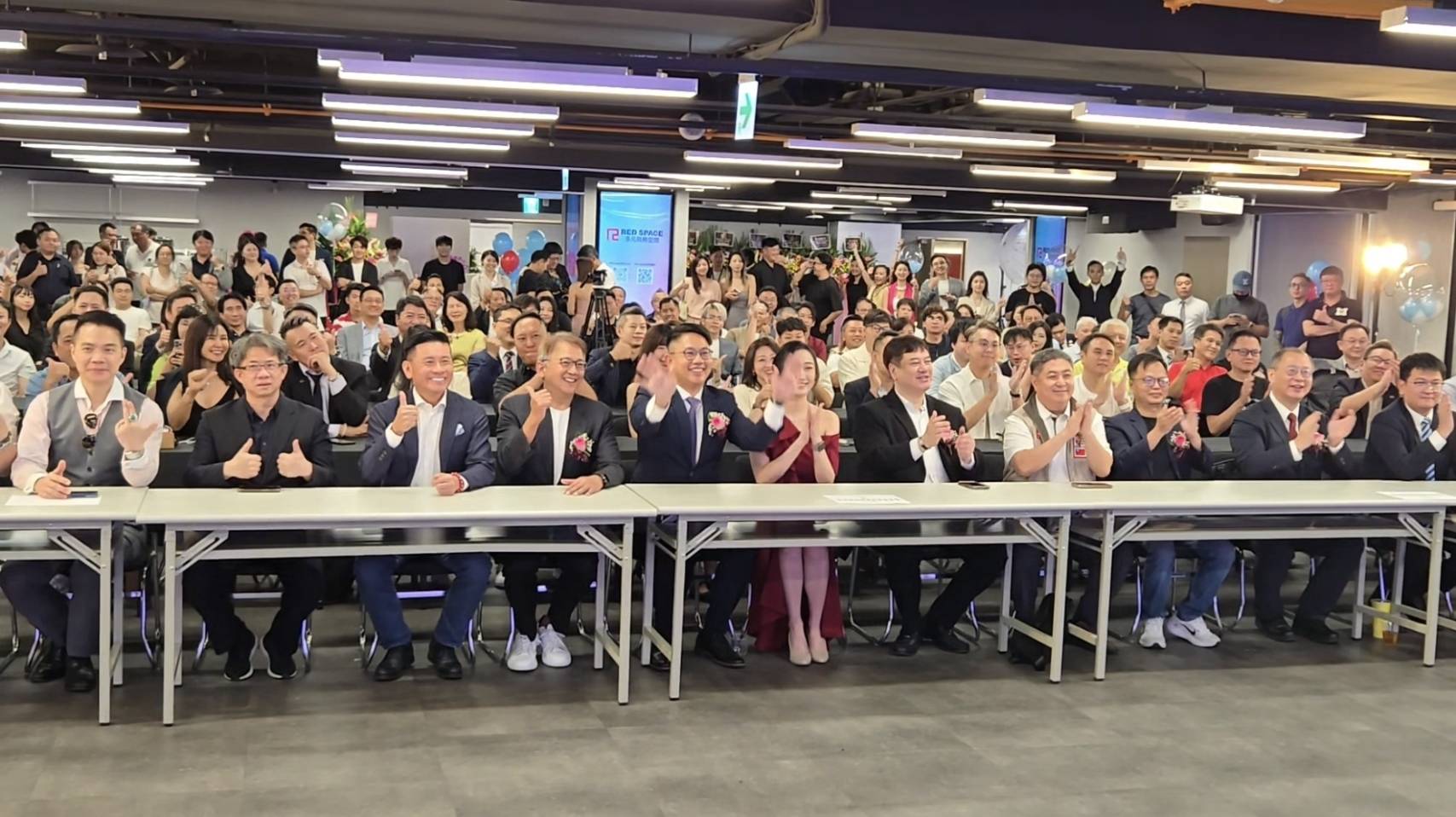 政商界重量級嘉賓齊聚見證新地標誕生。（記者 趙靜姸攝）