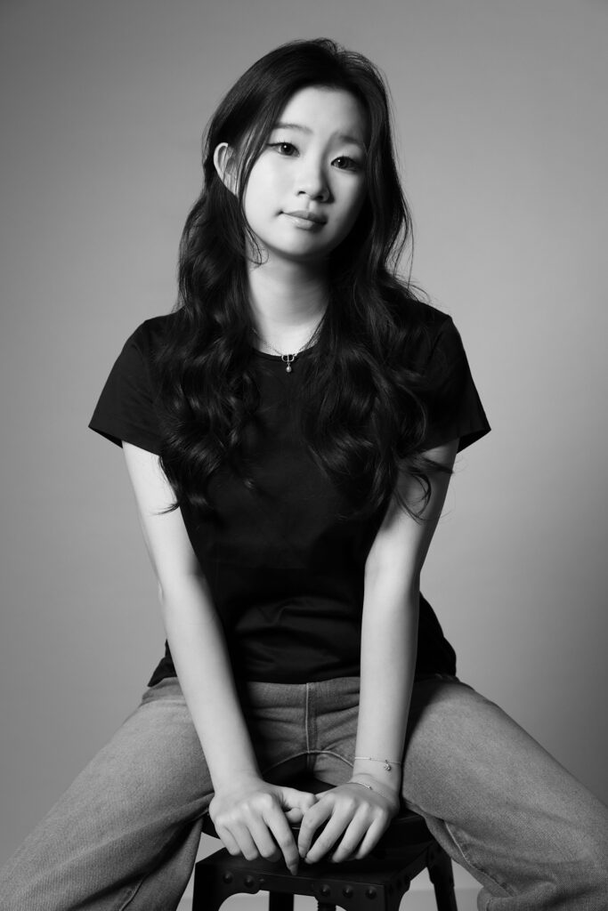 17歲原創藝術新星許鈞琋 Unframed 個展，以夢與現實的筆觸描繪自由靈魂