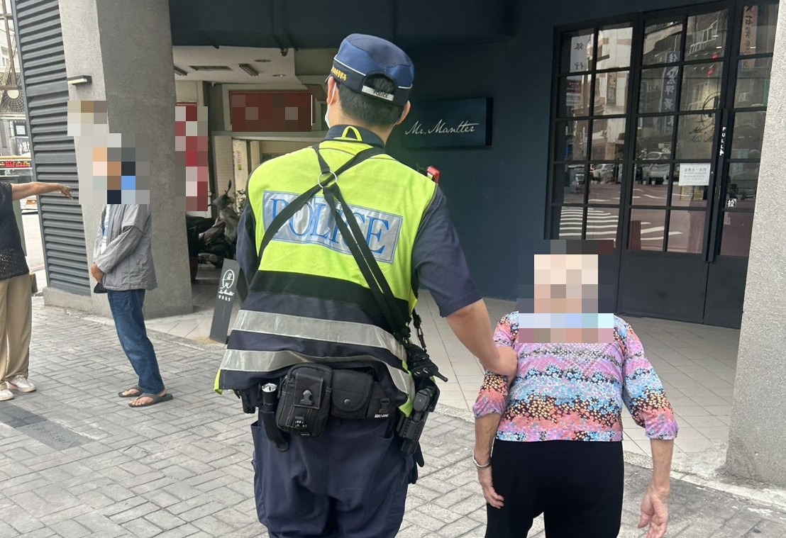失智嬤走失惹人憂 暖警護送返家媳婦感動落淚
