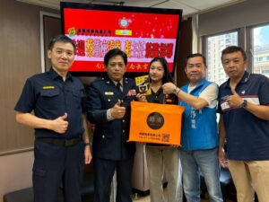 綠廣興業捐贈警用帽沿燈　闕枚莎感謝企業支持警察執勤安全