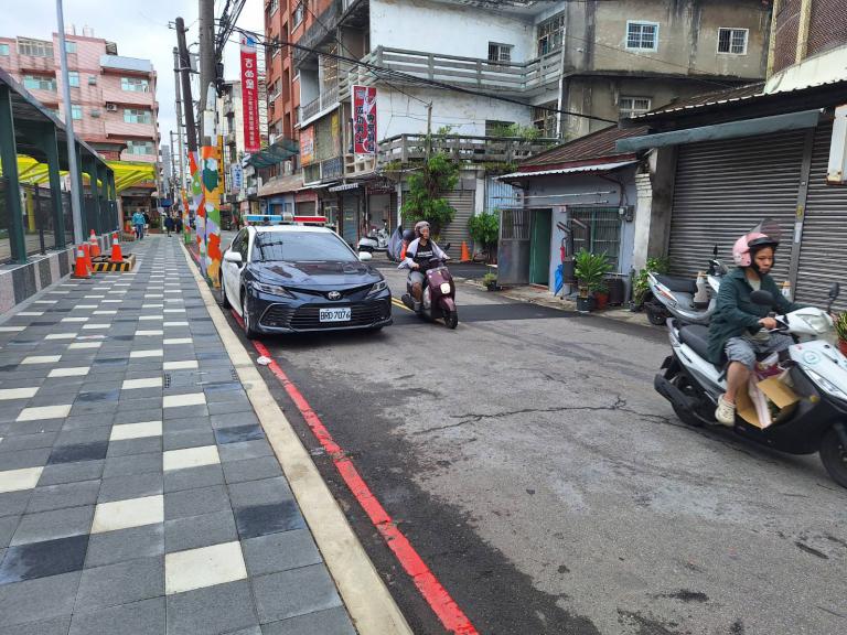 桃市警車紅線違停擋巷口險象環生惹議 民眾批帶頭違法、形象受損 桃市警車紅線違停擋巷口險象環生惹議 民眾批帶頭違法、形象受損