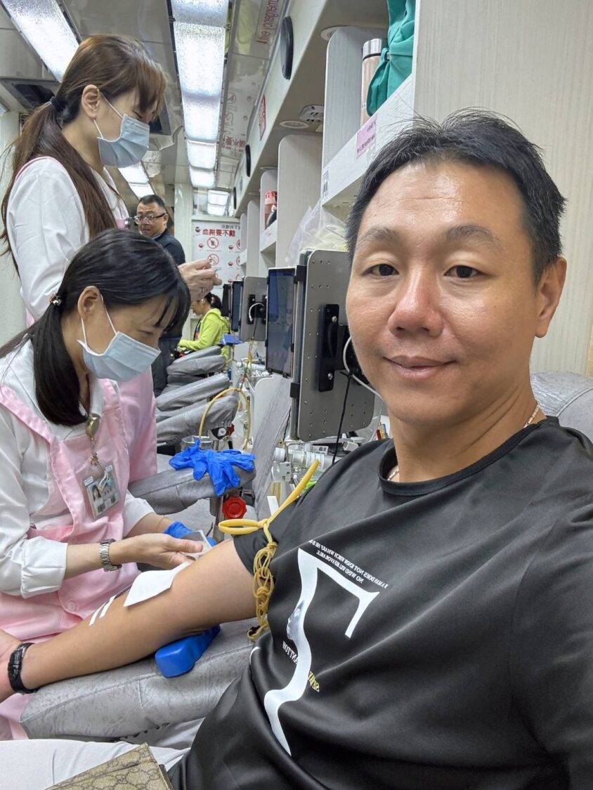 職棒球星林益全（右）親自捐血響應公益，呼籲球迷共同挽袖做愛心。(圖/記者澄石翻攝)