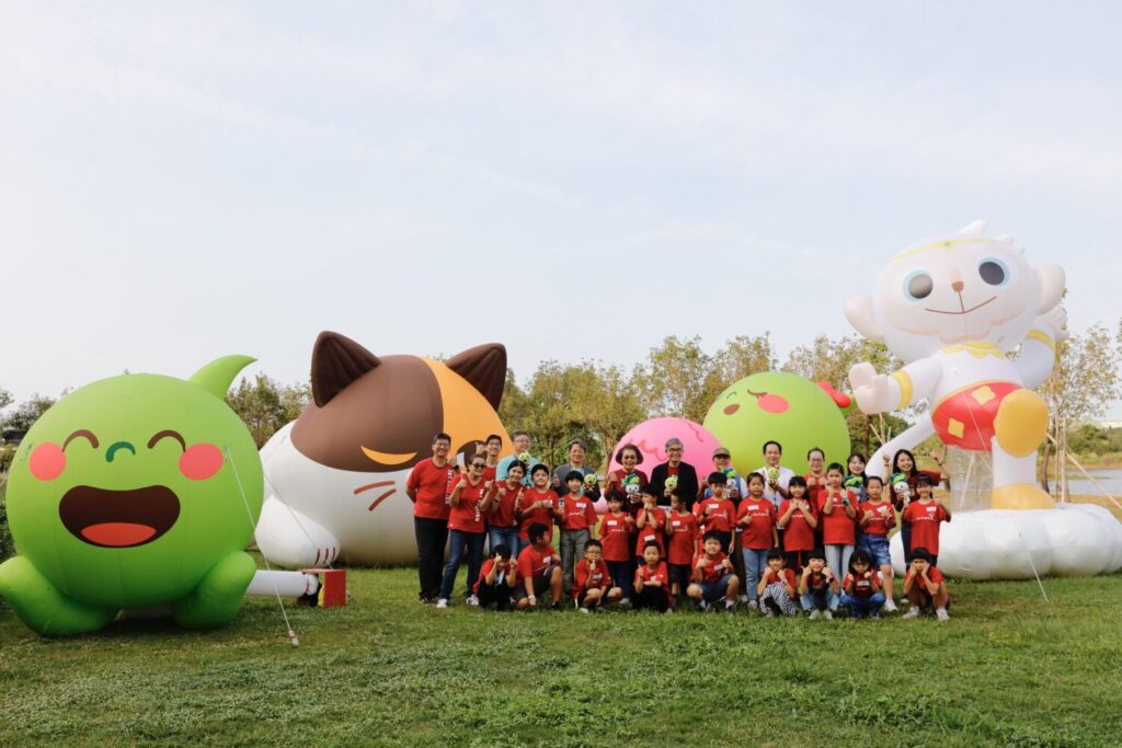 佳音英語人氣角色「布丁貓」、Justin與Joyce化身巨型氣球裝置，於故宮南院《跟著氣球CHILL躺躺》登場，萌趣現身為百年慶典增添童趣與歡笑。(圖/佳音英語 提供)