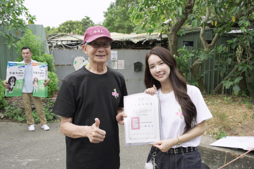 舞台女神化身浪浪守護者!「禾羽 KIMI 」親洗高齡狗狗掀溫柔追星風 帶粉絲變志工 舞台女神化身浪浪守護者!「禾羽 KIMI 」親洗高齡狗狗掀溫柔追星風 帶粉絲變志工