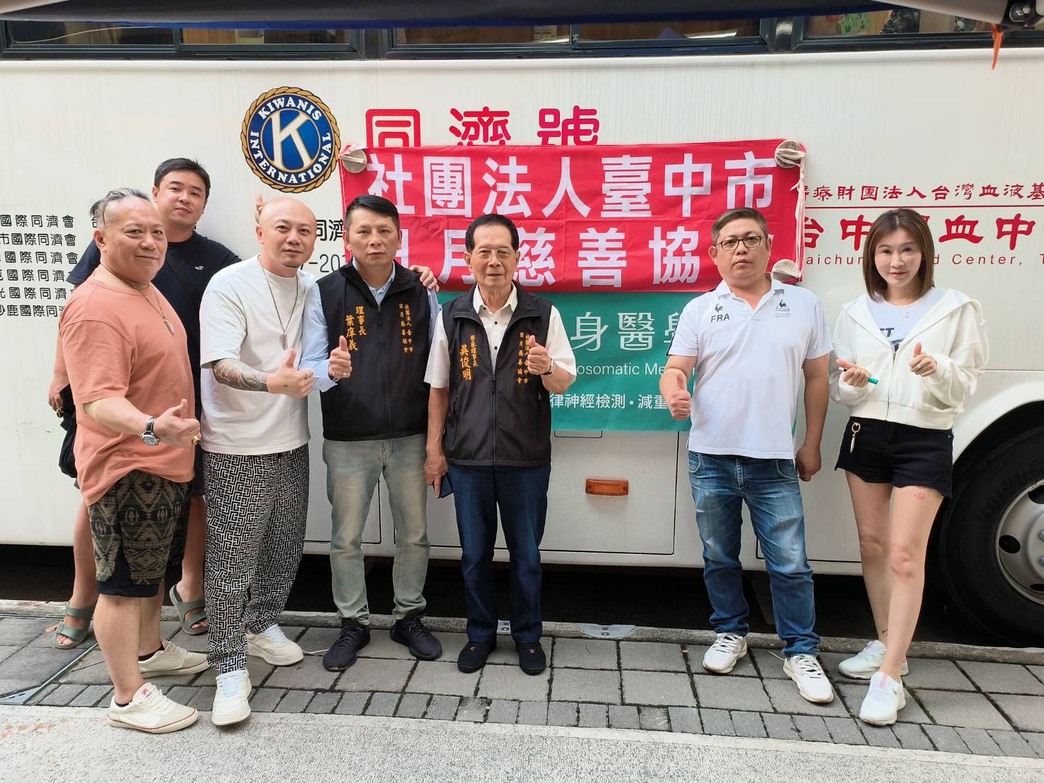 榮譽理事長吳俊明（右3）、理事長葉庠義（右4）率領協會幹部與多位貴賓合影，齊心推動捐血活動。(圖/記者澄石翻攝)