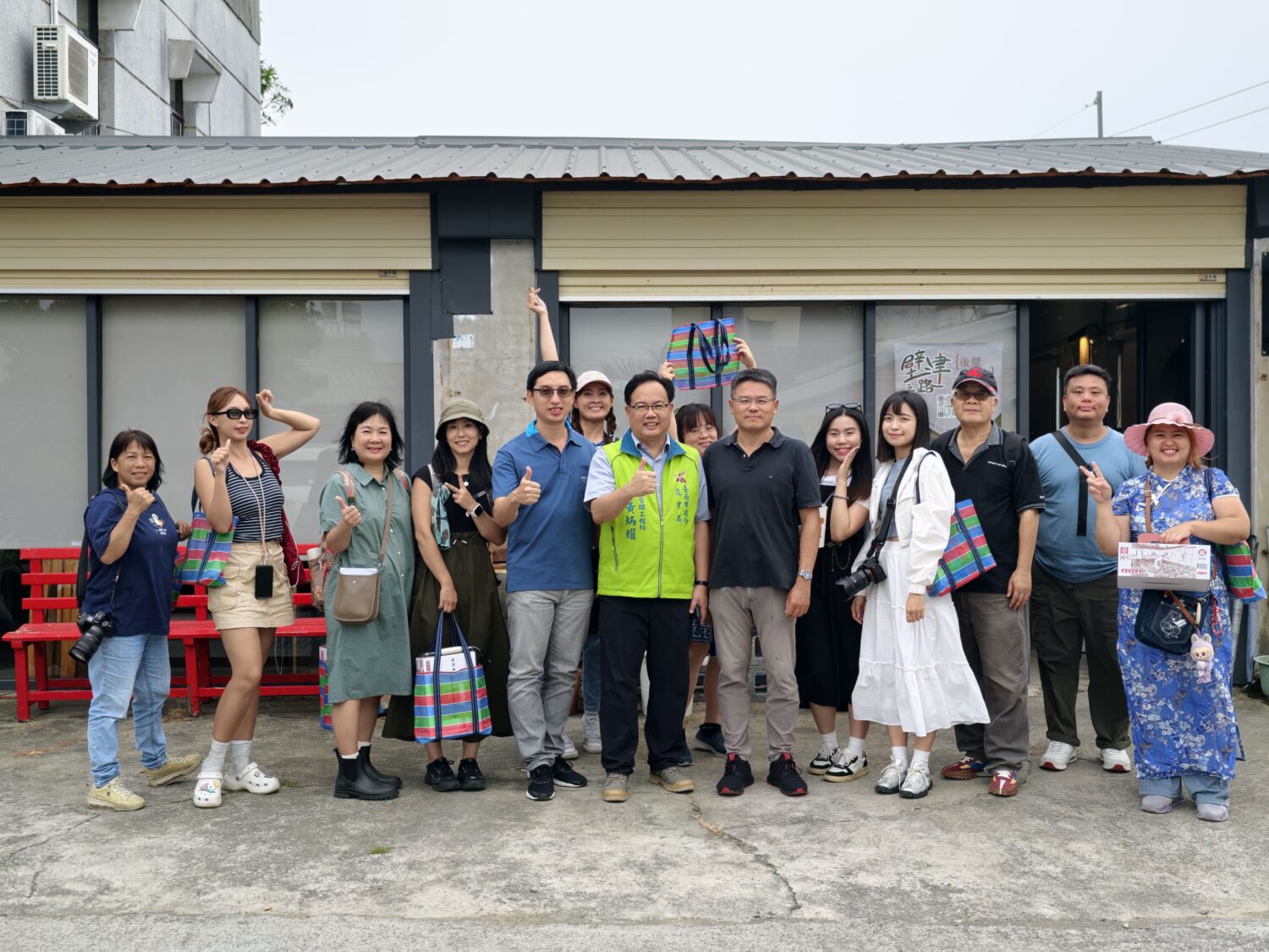 臺南市農業局農地管理工程科黃炳耀科長(左六)邀請媒體與部落客實地走訪臺南金牌農村。(圖/臺南市政府農業局 提供)