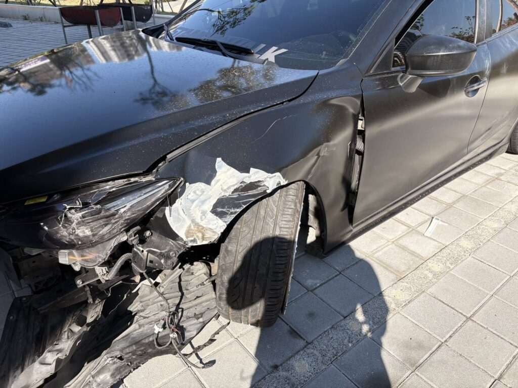 違停遭警盤查竟拒檢 駕駛撞民宅棄車逃