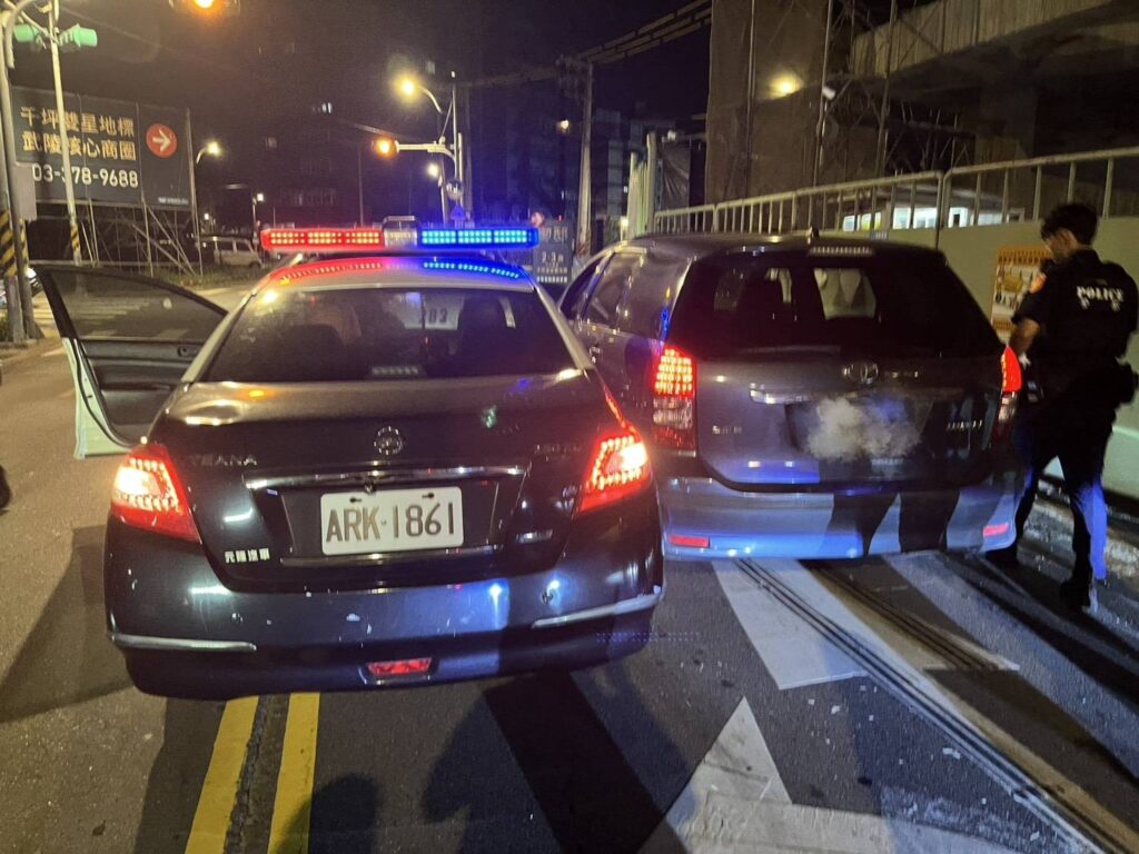 瘋狂駕駛拒檢狂飆　警開5槍擊爆胎包夾破窗逮人