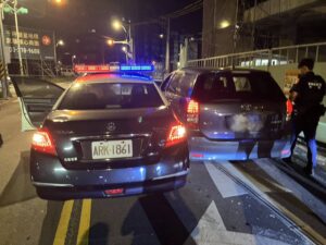 瘋狂駕駛拒檢狂飆　警開5槍擊爆胎包夾破窗逮人