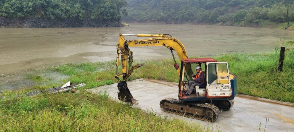 豪雨釀災！漂流木湧翡翠水庫　北水局即刻清汙捍衛大台北用水安全