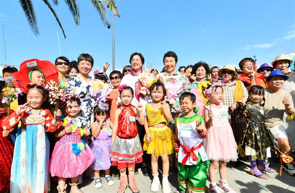 台灣設計展《花田衣秀》壓軸登場 王惠美穿花卉服飾漫步田尾 台灣設計展《花田衣秀》壓軸登場 王惠美穿花卉服飾漫步田尾