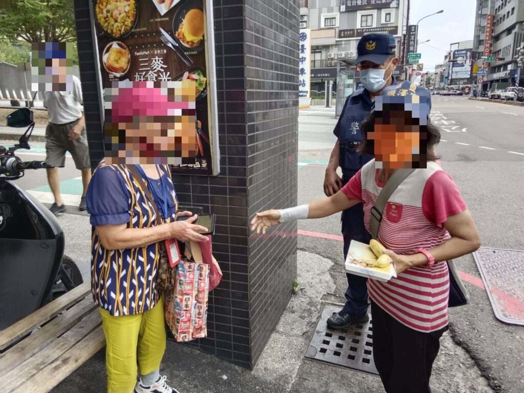 迷途嬤搭車坐過站引誤會 暖警查明真相助安全重逢