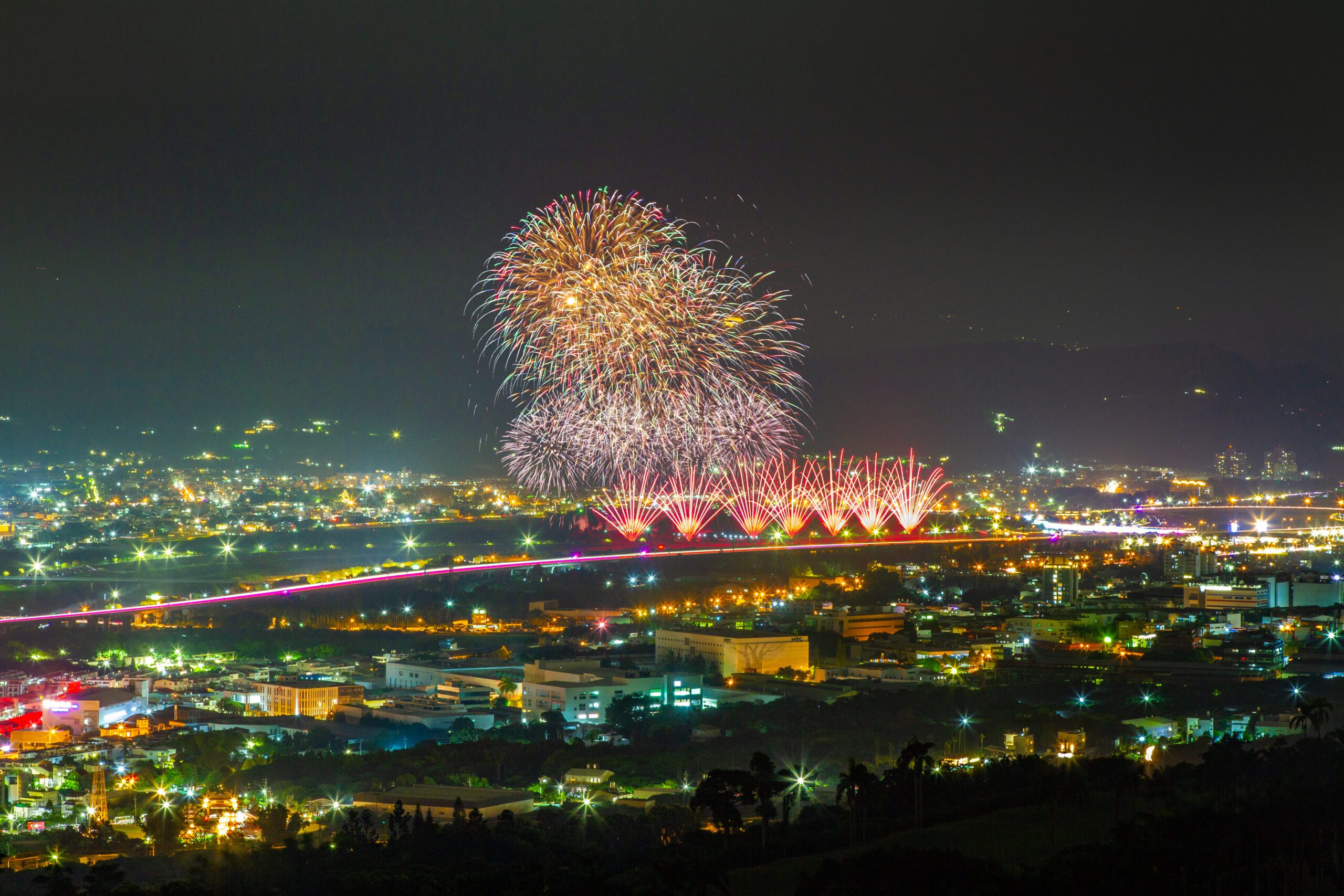 國慶焰火在南投登場　逾4萬發焰火璀璨點亮夜空 | 索引新聞 INDEX News