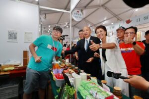 立法院長韓國瑜逛茶博　邀民眾共賞 10日南投國慶焰火