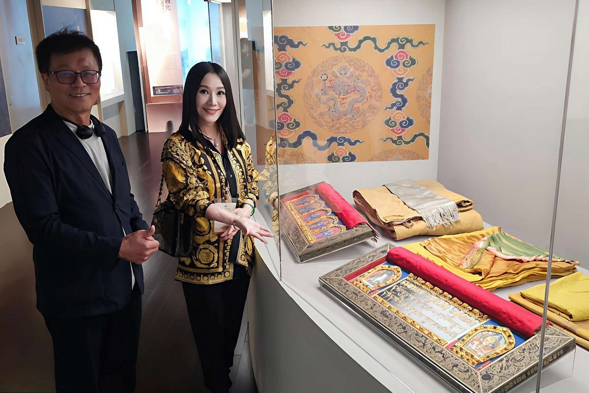 2025「故宮100+院慶暨特展」蕭宗煌宣告 故宮以『100+』為名 故宮前院長林正儀特別為前台北市商會理事長夫人胡寶莉導覽說明。(記者/司徒、應瑋漢 攝)