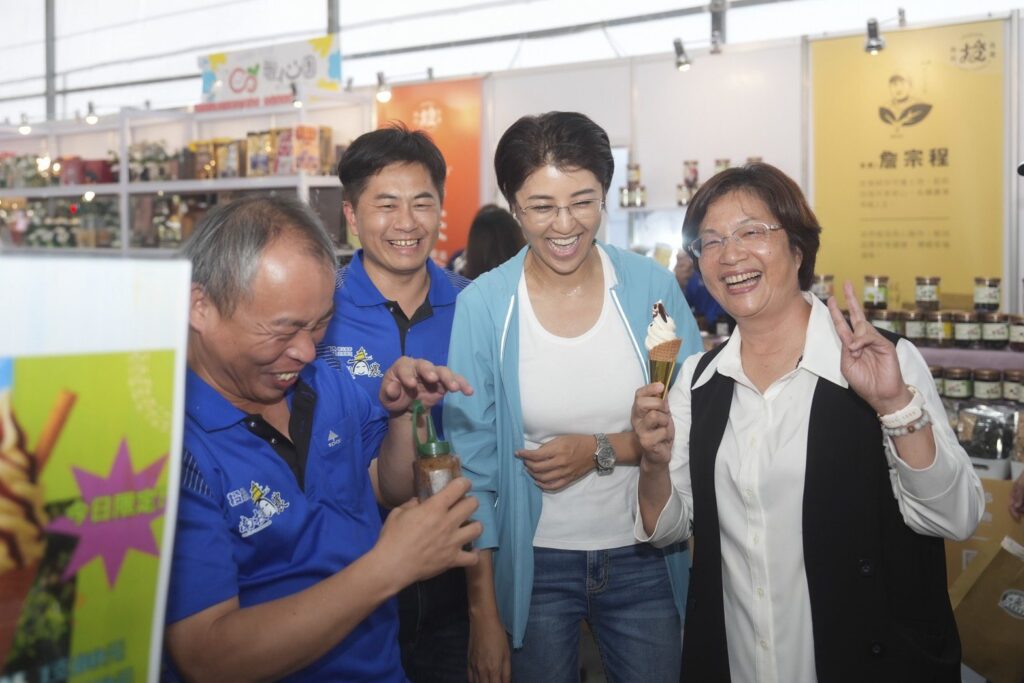 南投茶博人潮湧現 千人茶會盛大登場 熱鬧非凡 南投茶博人潮湧現 千人茶會盛大登場 熱鬧非凡