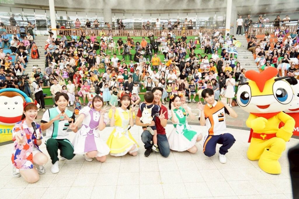 蔣萬安牽三寶現身YOYO搗蛋新樂園　與大小朋友互動同樂