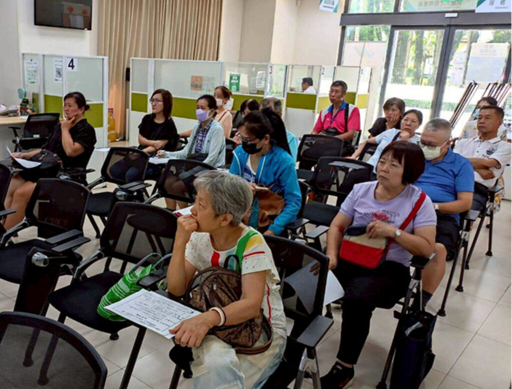 民眾專注聆聽企業簡介。(圖/南港銀髮人才服務據點 提供)
