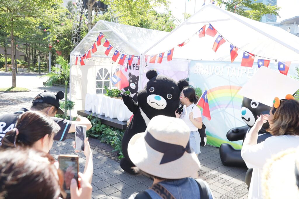 6公尺高熊讚穿國慶新裝！ 限時打卡兌換「國慶限定徽章」