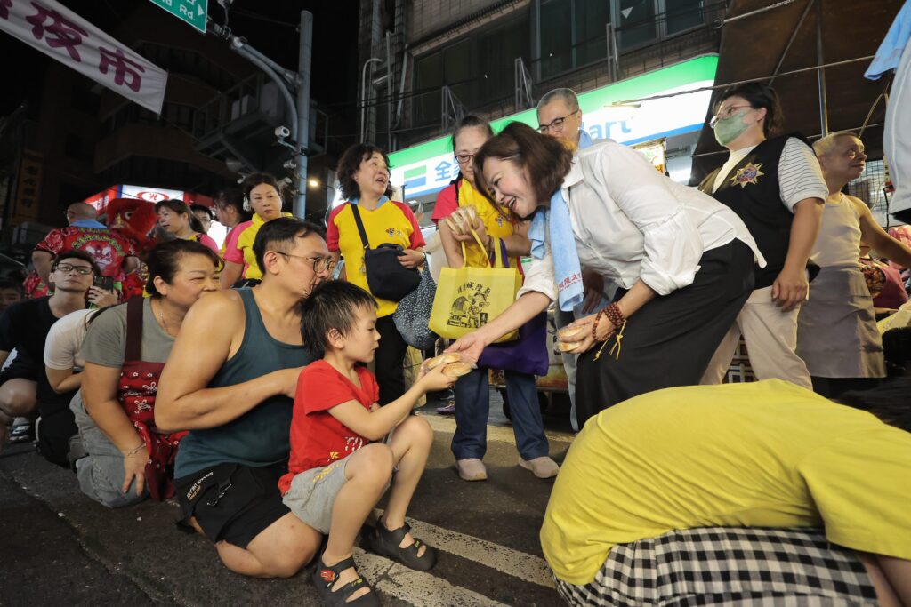 雞籠城隍文化祭夜巡遶境熱鬧登場　邱佩琳沿途分送鹹光餅為市民祈福