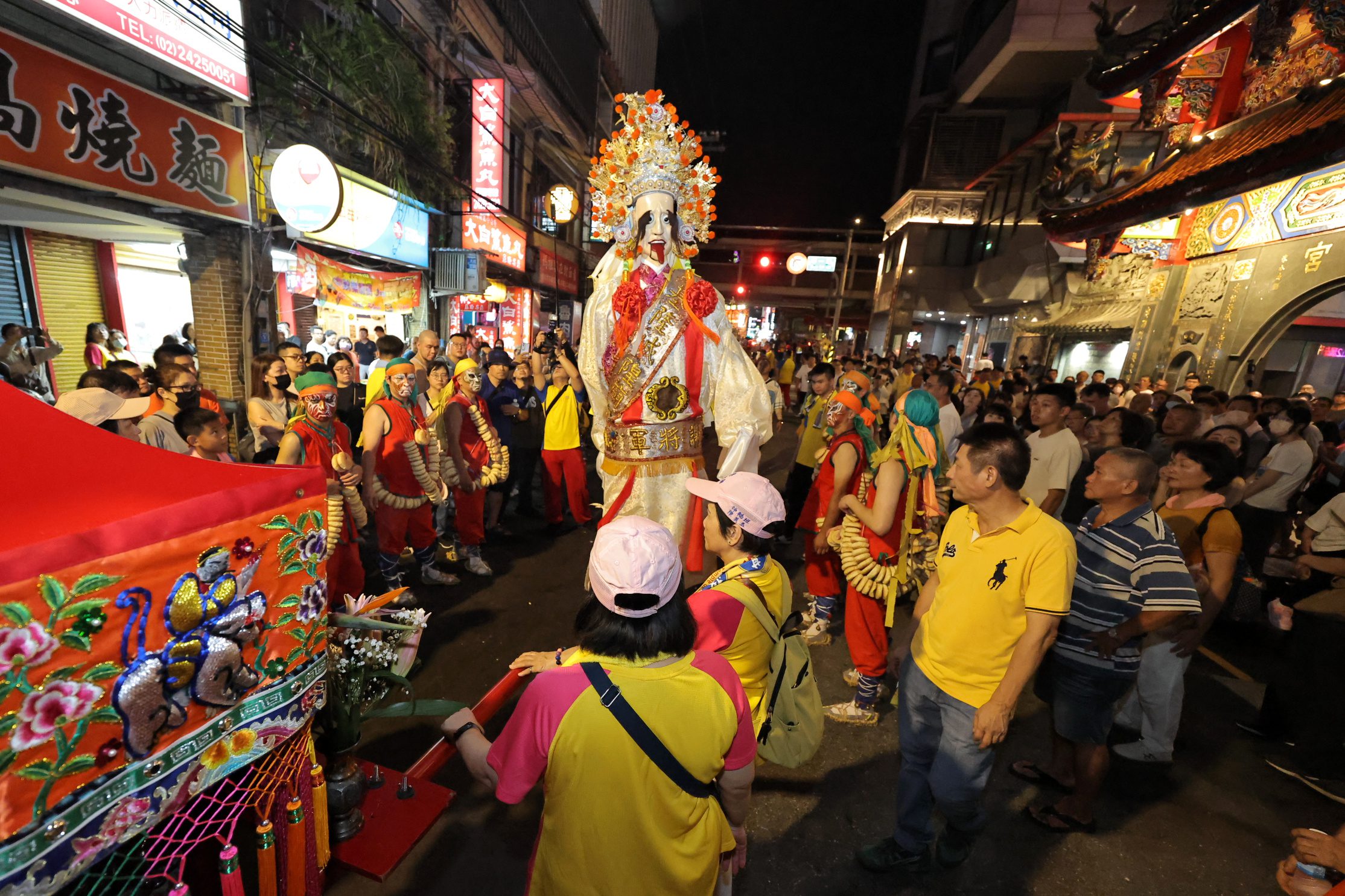 雞籠城隍文化祭夜巡遶境熱鬧登場　邱佩琳沿途分送鹹光餅為市民祈福 | 索引新聞 INDEX News