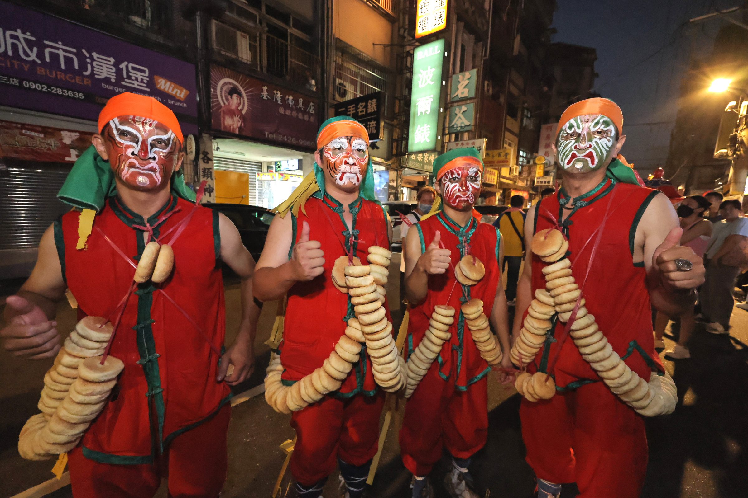 雞籠城隍文化祭夜巡遶境熱鬧登場　邱佩琳沿途分送鹹光餅為市民祈福 | 索引新聞 INDEX News
