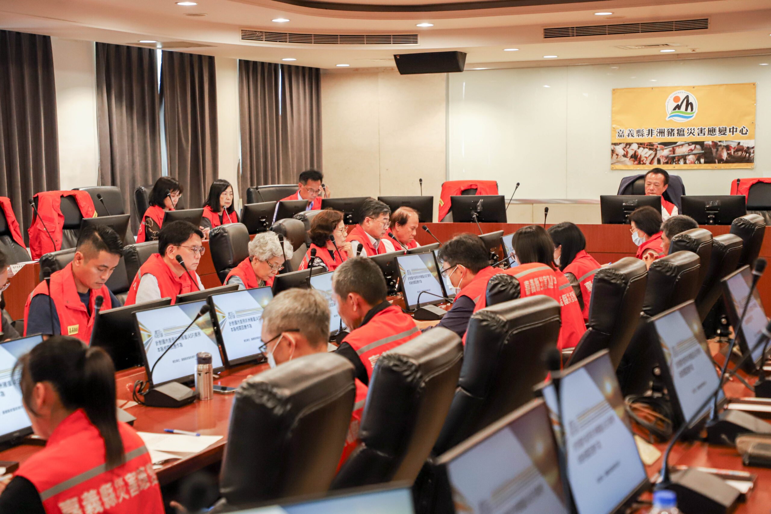 嘉縣府今27日召開「非洲豬瘟災害應變中心工作會議」決議 全面禁用廚餘養豬並輔導業者轉型 嘉縣府今27日召開「非洲豬瘟災害應變中心工作會議」決議 全面禁用廚餘養豬並輔導業者轉型