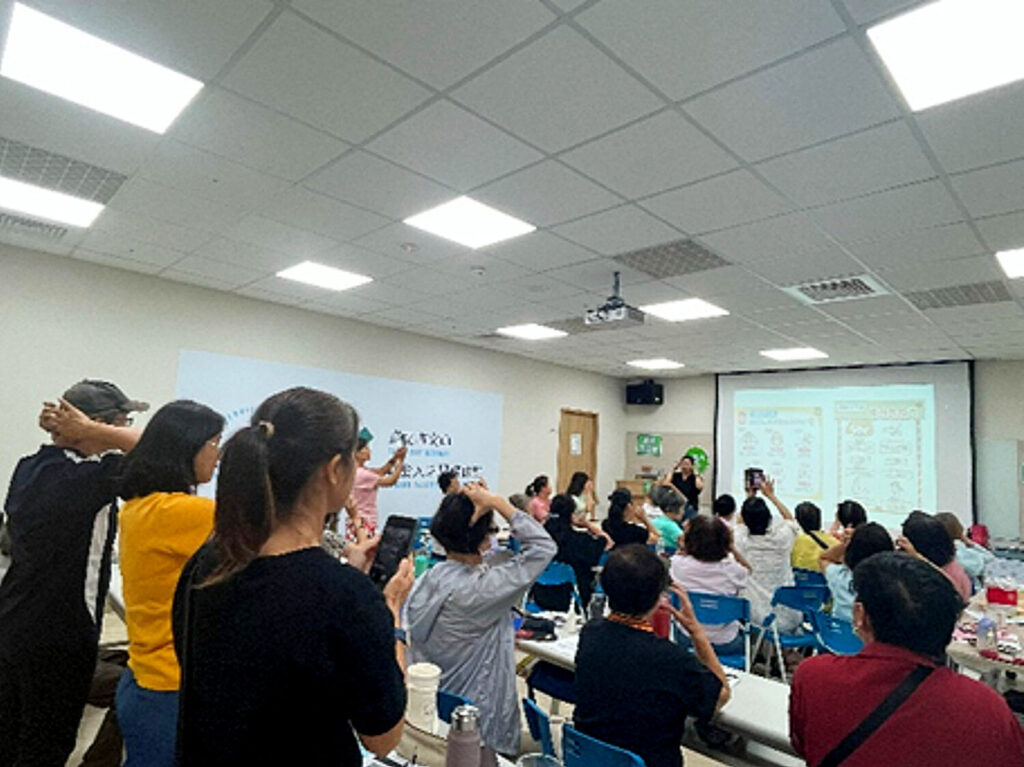 專心跟上講師步伐，吸收滿滿新知。(圖/文山銀髮人才服務據點 提供)